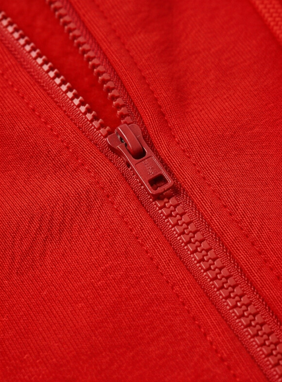 Detalle de puño rojo en polerón con cierre K8 Urban personalizable